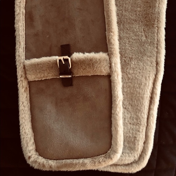 Calvin Klein suede w/ pockets 70” faux fur scarf - Picture 4 of 5